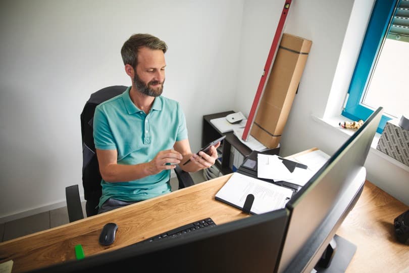 A telepítő egy táblagépet használ