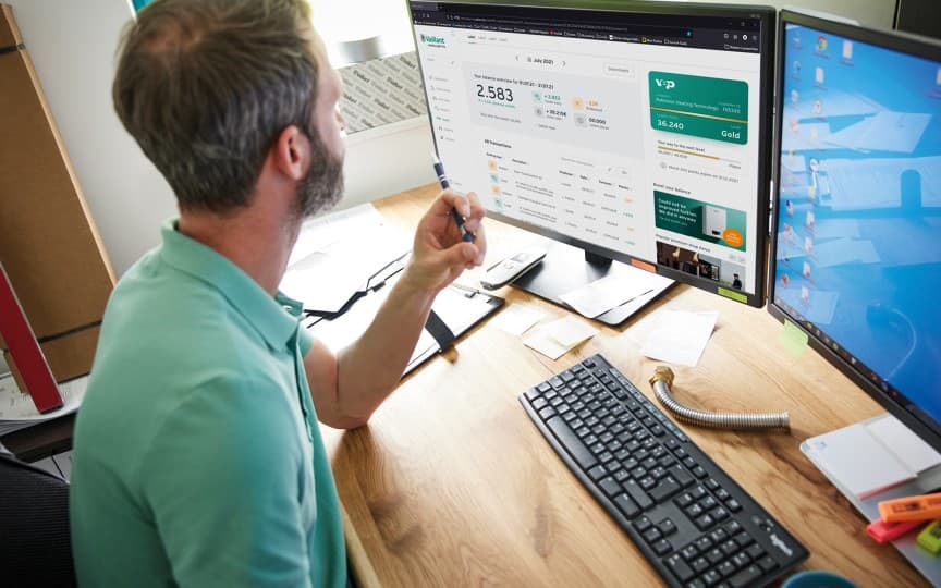 A telepítő a számítógép előtt ül